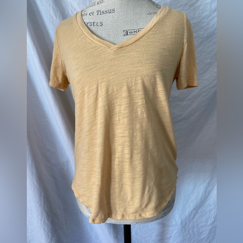 American Eagle soft yellow v-neck tee size small
